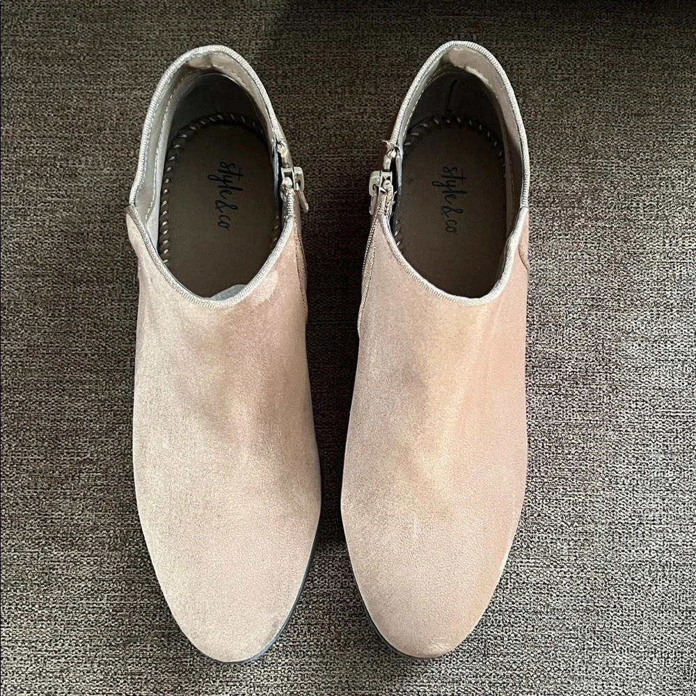 New Style & Co Wileyy Ankle Booties Women’s Size 8.5W in Light Taupe Micro